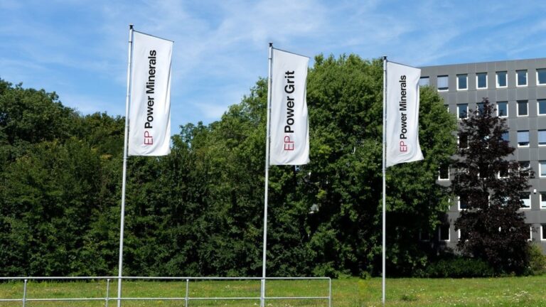 Headerbild zur Success Story EPPM zur Prozessberatung in Vorbereitung zu SAP S/4 HANA, zeigt Fahnen mit dem Logo von EP Power Pinerals