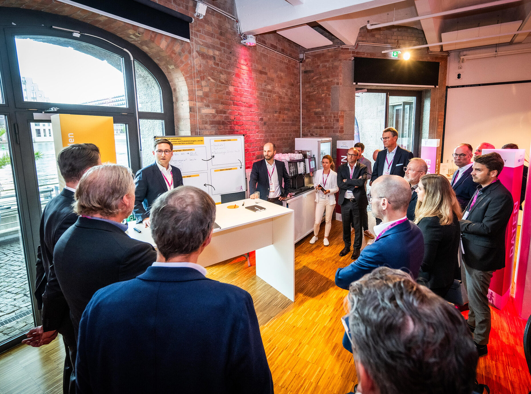 Dieses Bild zeigt einen Ausschnitt der Industry.forward Summit 2024 mit einem Round Table von Rothbaum