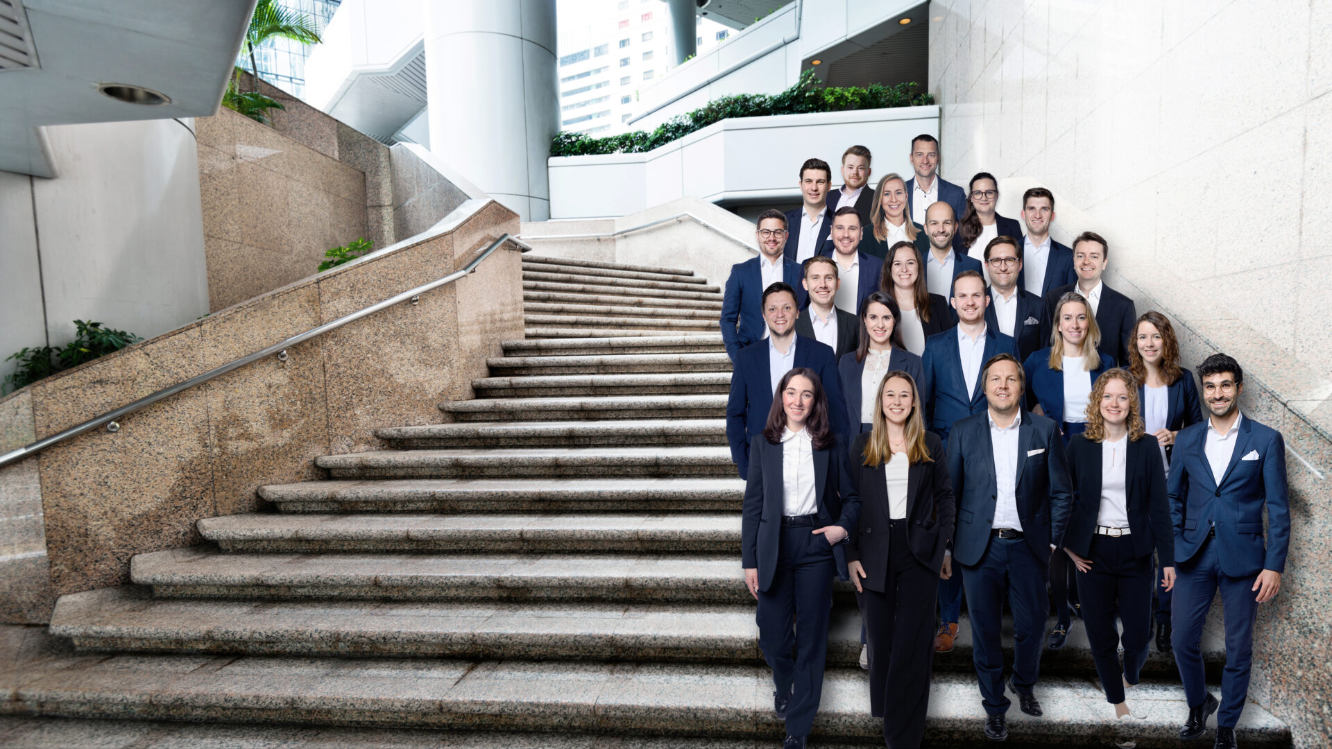 Header zu Karriere bei Rothbaum mit Gruppenbild des Rothbaum Teams auf einer Treppe