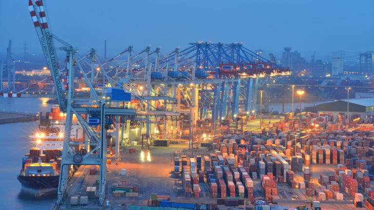 Das Titelbild der News-Seite zeigt den Containerterminal am Hamburger Hafen.