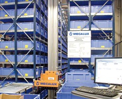 Das Bild zeigt ein automatisches Kleinteilelager (AKL) mit automatischem Regalbediengerät (RBG) und doppeltiefer Einlagerung.