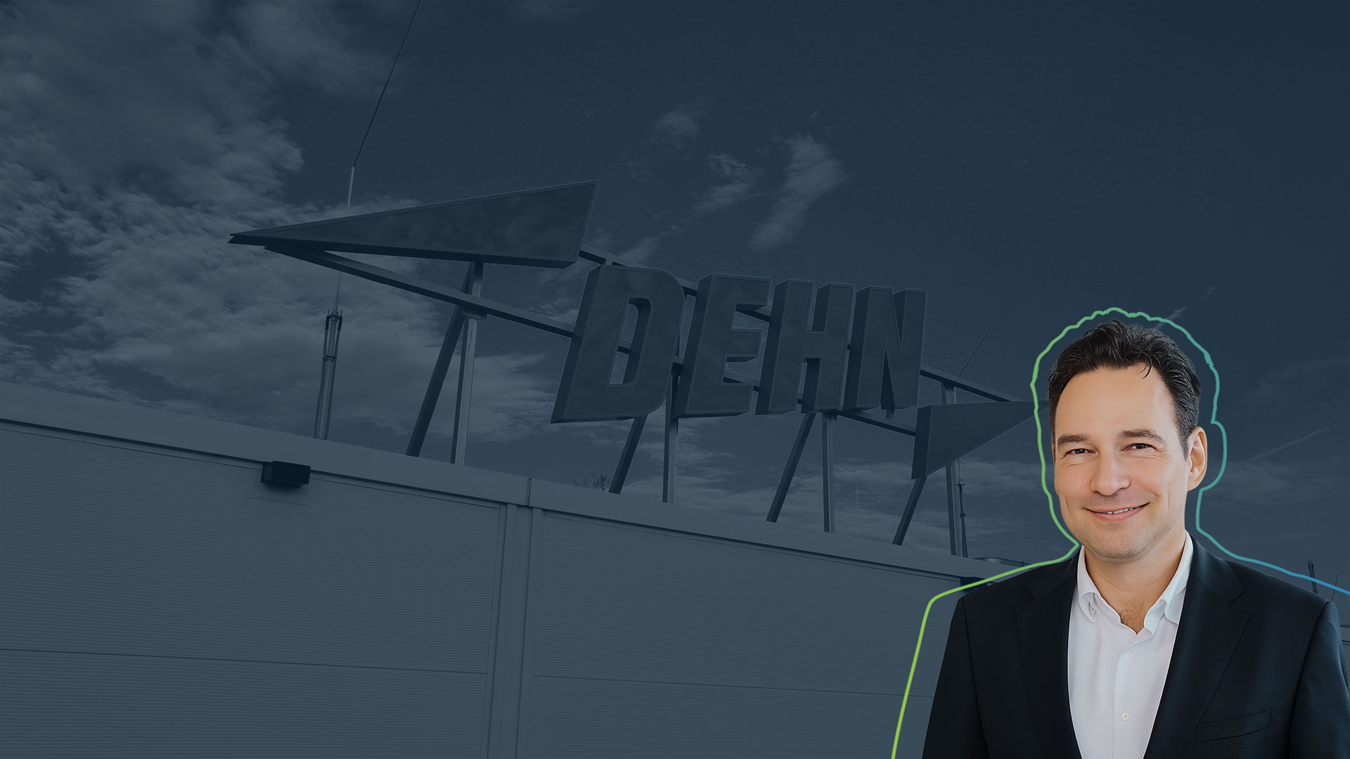 Im Vordergrund ist ein Portrait von Christian Köstler, im Hintergrund ein Gebäude der DEHN SE