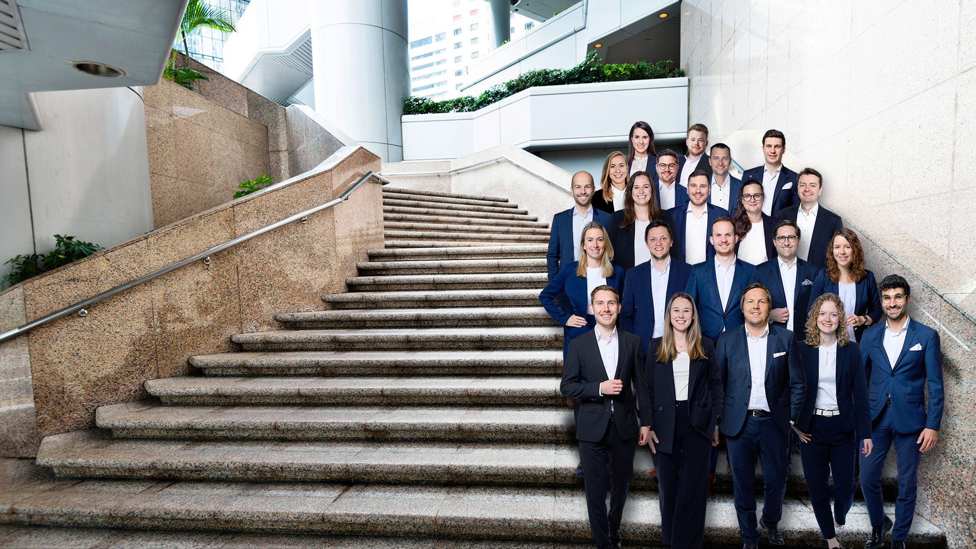 Header zu Karriere bei Rothbaum mit Gruppenbild des Rothbaum Teams auf einer Treppe