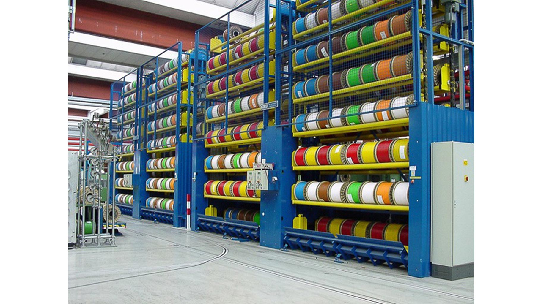 Das Bild zeigt ein Beispiel für einen Paternoster mit Kabeltrommeln.