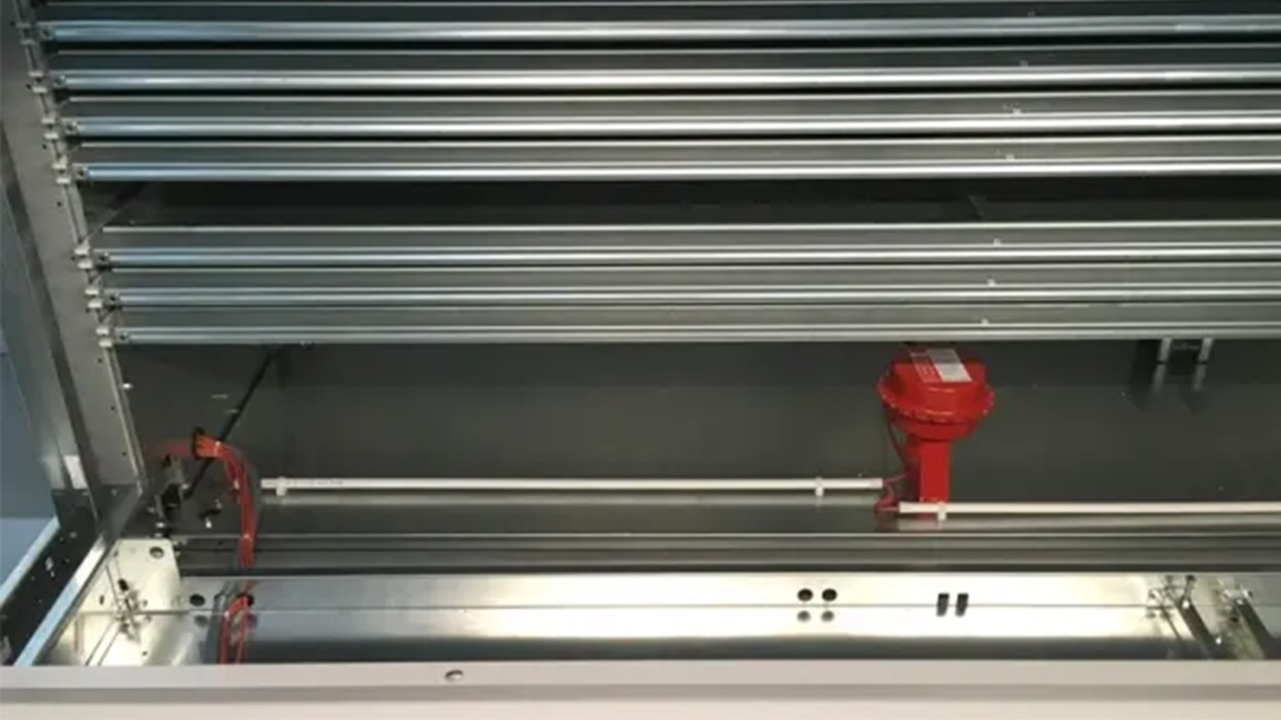 Das Bild zeigt ein Beispiel einer Löschanlage in einem Lagerlift eines Umlaufsystems.