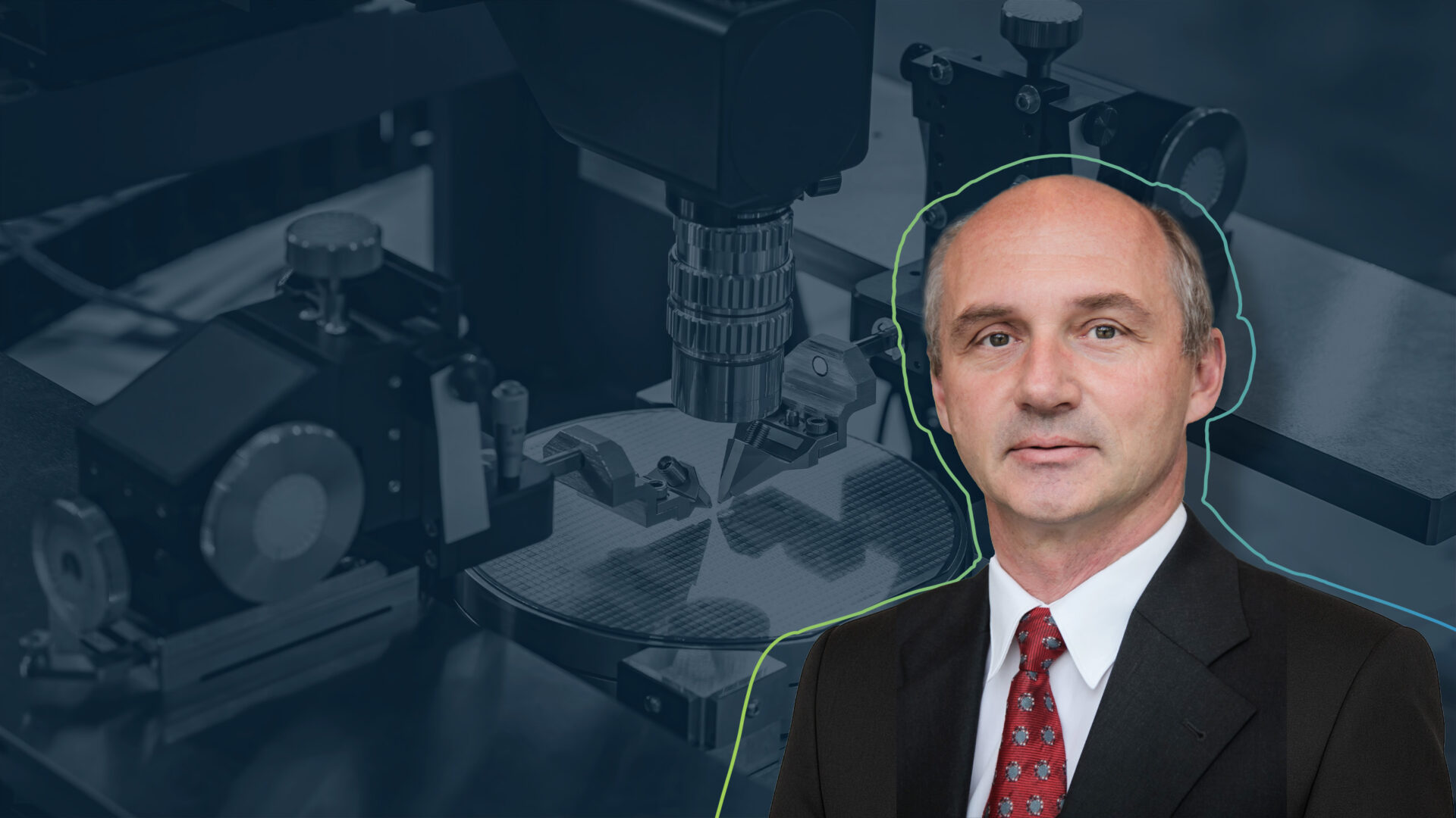 Header zum Interview mit Peter Dressler (ehemals Infineon Technologies) zu Transportnetzwerke: Zeigt Portrait von Peter Dressler im Vordergrund und Microprozessor in der Produktion im Hintergrund