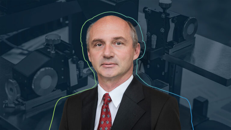 Vorschaubild zum Interview mit Peter Dressler (ehemals Infineon Technologies) zu Transportnetzwerke: Zeigt Portrait von Peter Dressler im Vordergrund und Microprozessor in der Produktion im Hintergrund