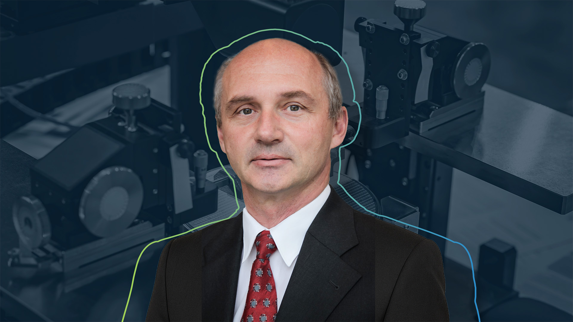 Vorschaubild zum Interview mit Peter Dressler (ehemals Infineon Technologies) zu Transportnetzwerke: Zeigt Portrait von Peter Dressler im Vordergrund und Microprozessor in der Produktion im Hintergrund