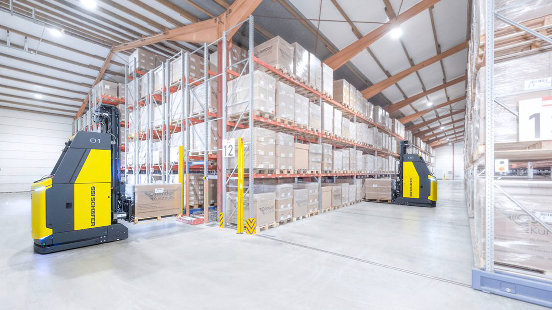 Das Bild zeigt ein Beispiel für ein automatisiertes Palettenlager mit FTS.