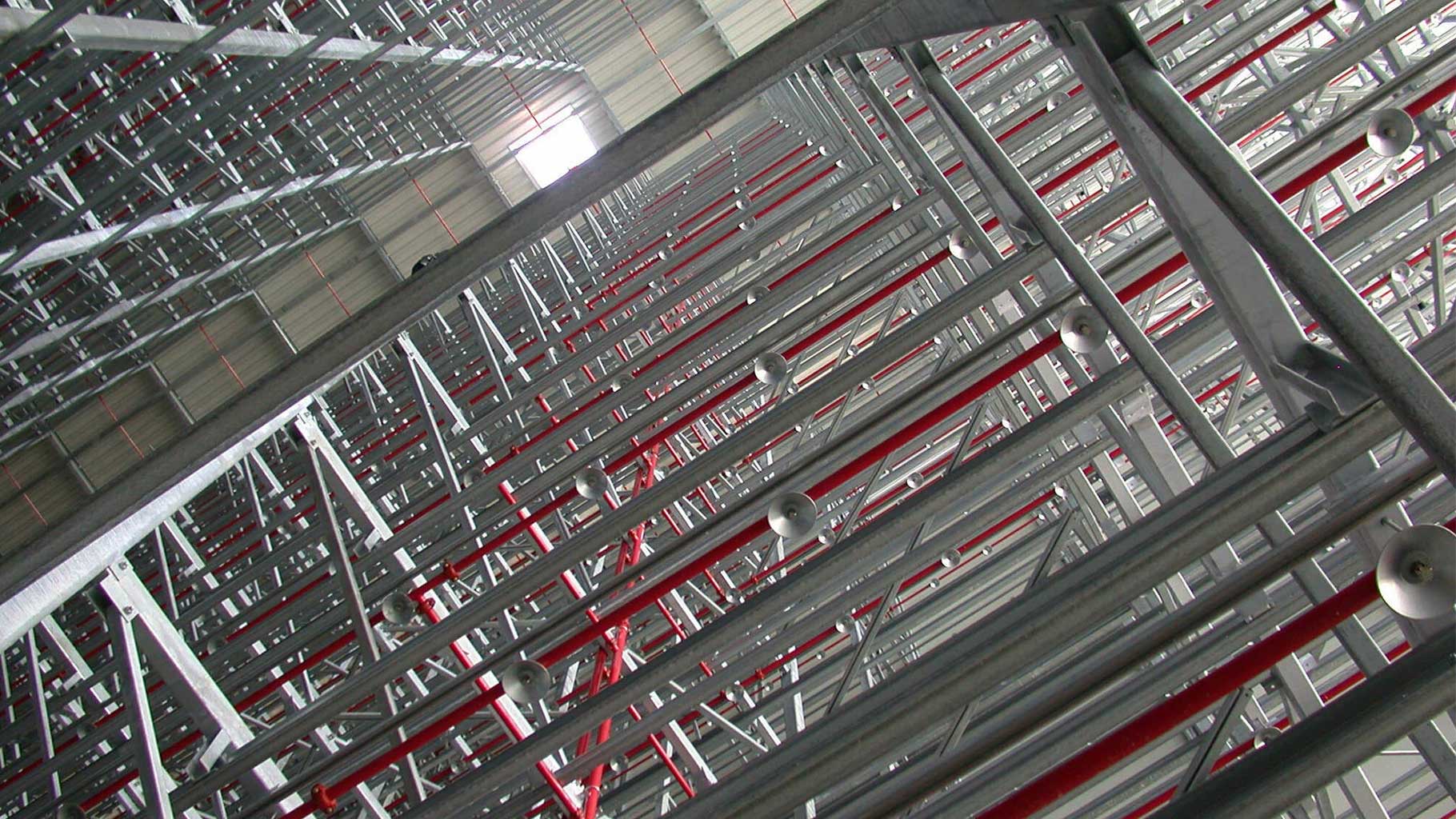 Das Bild zeigt eine Sprinkleranlage im Hochregallager.