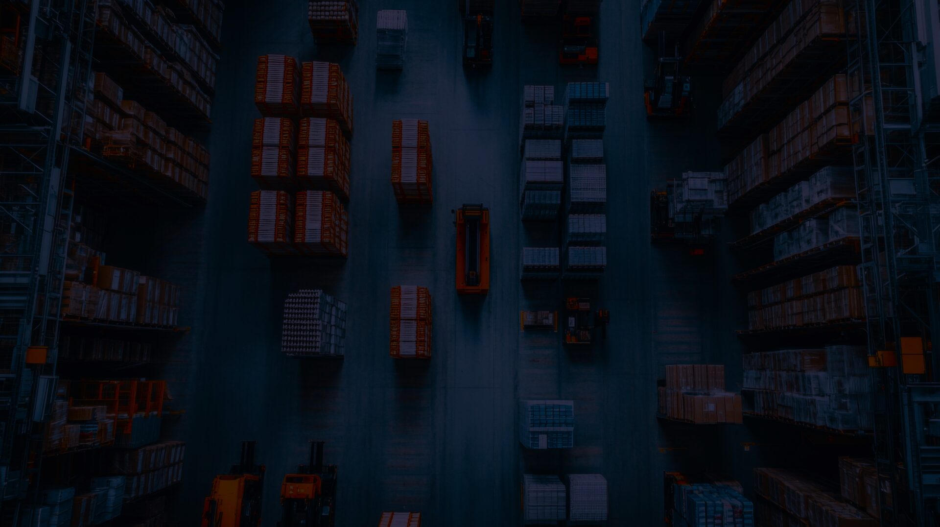 Dunkles Lagerhaus aus der Vogelperspektive.