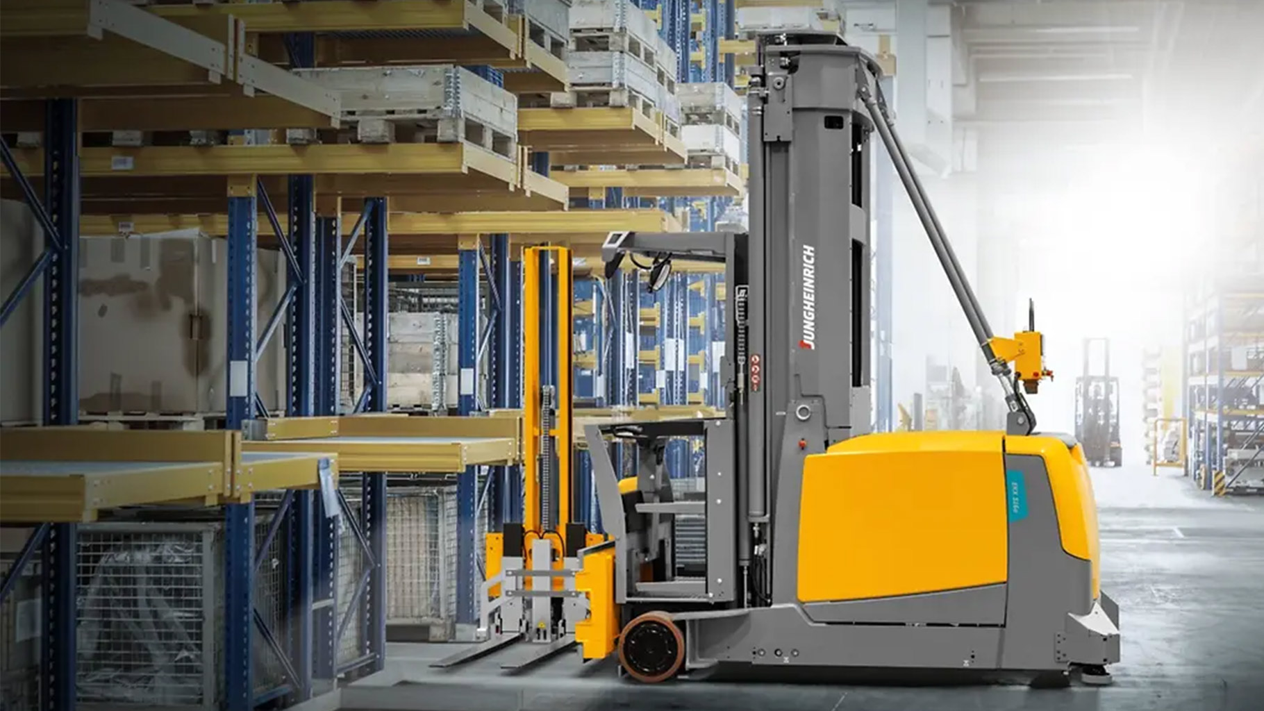 Das Bild zeigt ein FTS in einem Schmalganglager.