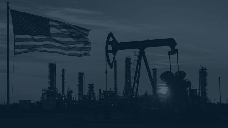 Silhouette einer Ölraffinerie mit Förderpumpe und wehender US-Flagge im Hintergrund
