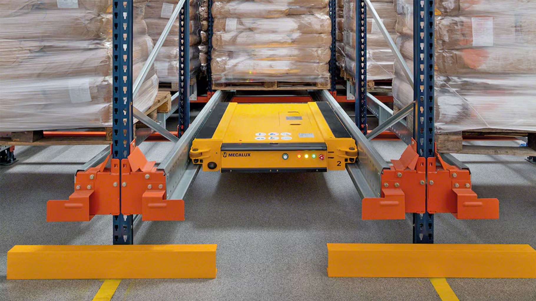 The picture shows a slide-in rack with a pallet shuttle from Mecalux.
