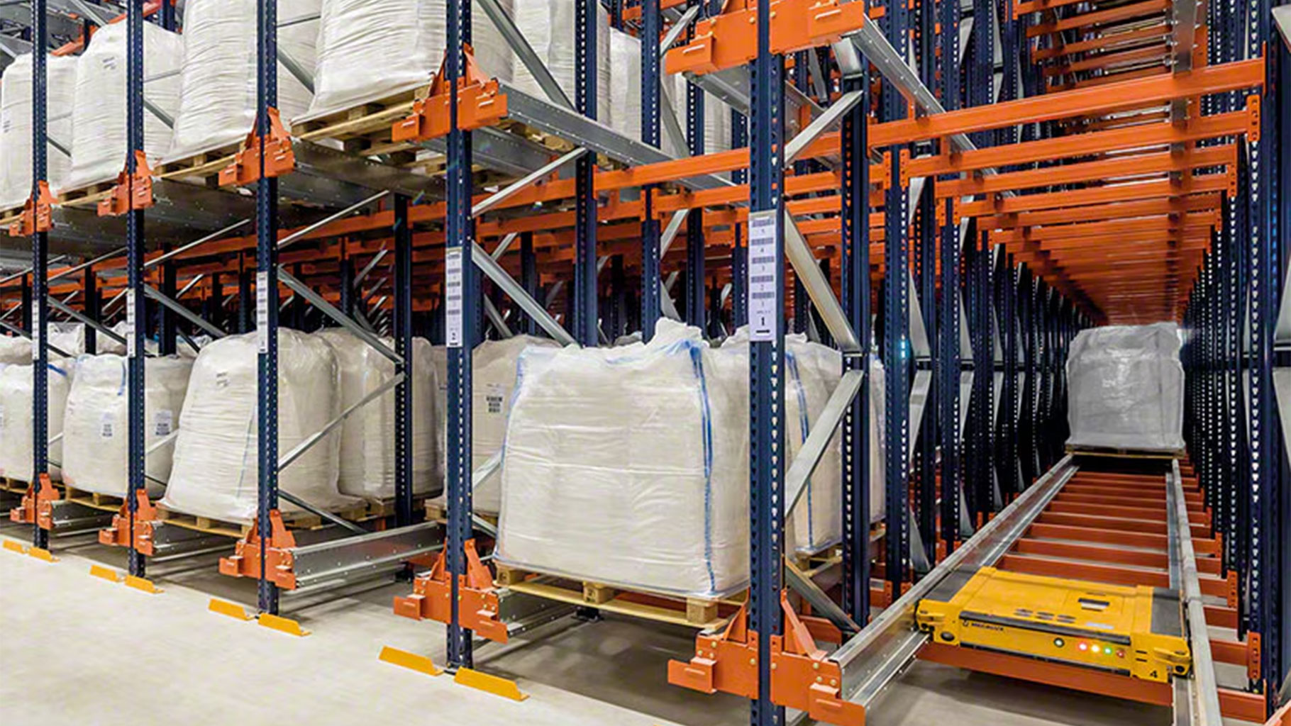 The picture shows a pallet shuttle in the push-in rack.