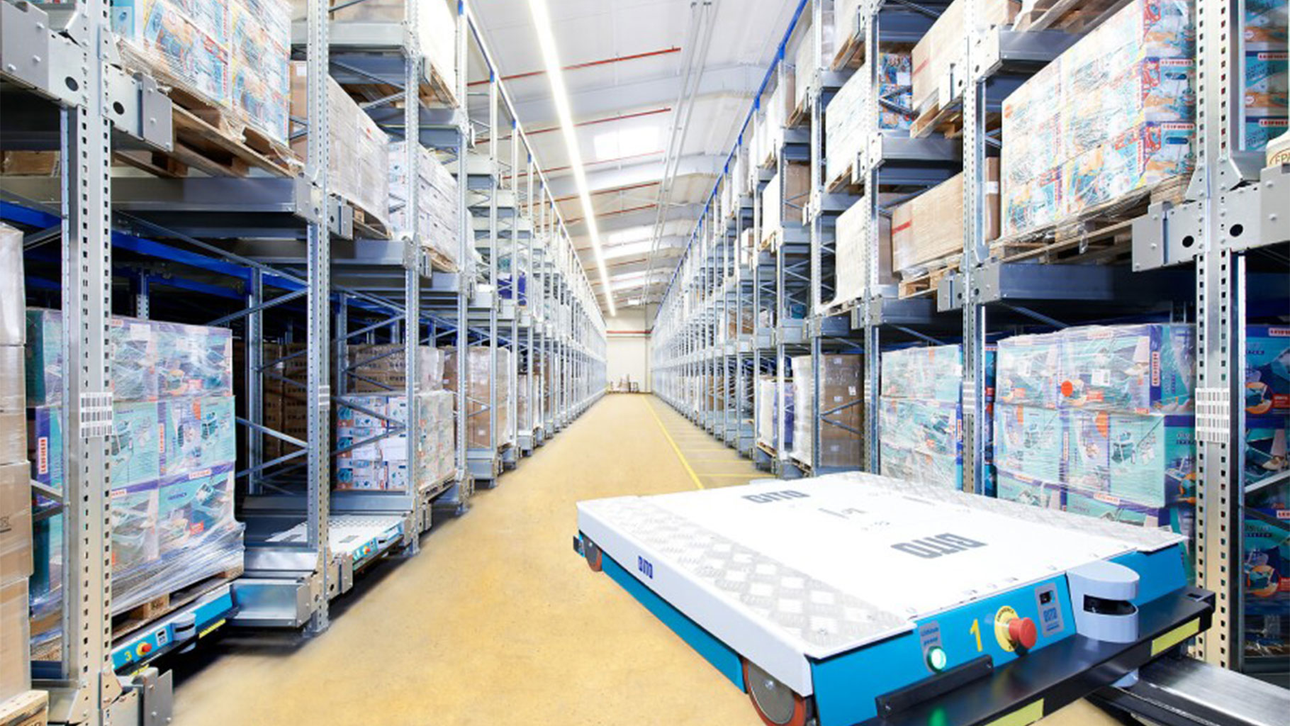 The illustration shows the transportation of a pallet shuttle in the warehouse with push-in racking.