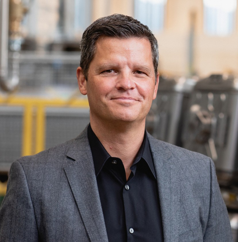 Das Portrait zeigt Adrian Theiler, den COO der VZUG AG.