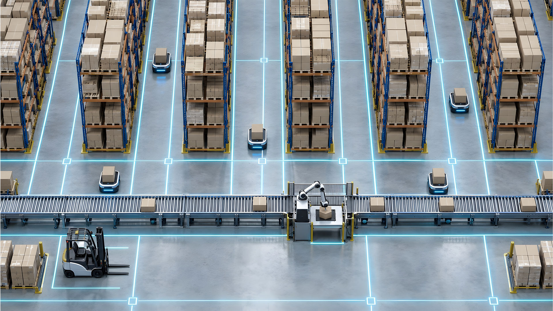 Luftaufnahme eines Lagers mit Regalen, fahrerlosen Transportsystemen, einem Gabelstapler und einem Roboterarm an einem Förderband