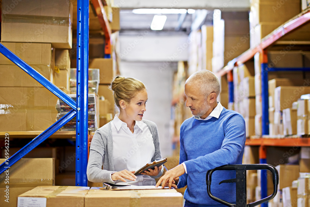 Auf dem Header zur Seite Supply Chain Planung & Steuerung sind zwei Personen im Lager zu sehen.