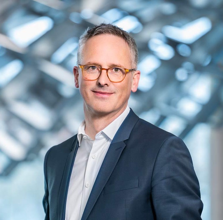 Das Bild zeigt den CEO von Trilux.