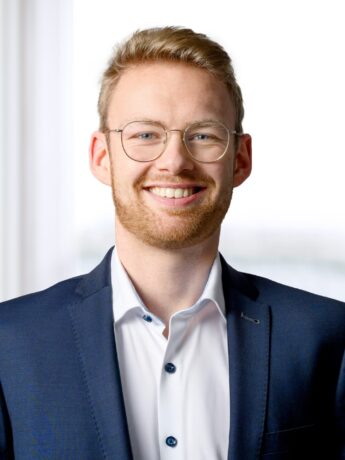 Das Bild zeigt Niklas Blöcker, Berater im Bereich Digital Operations.