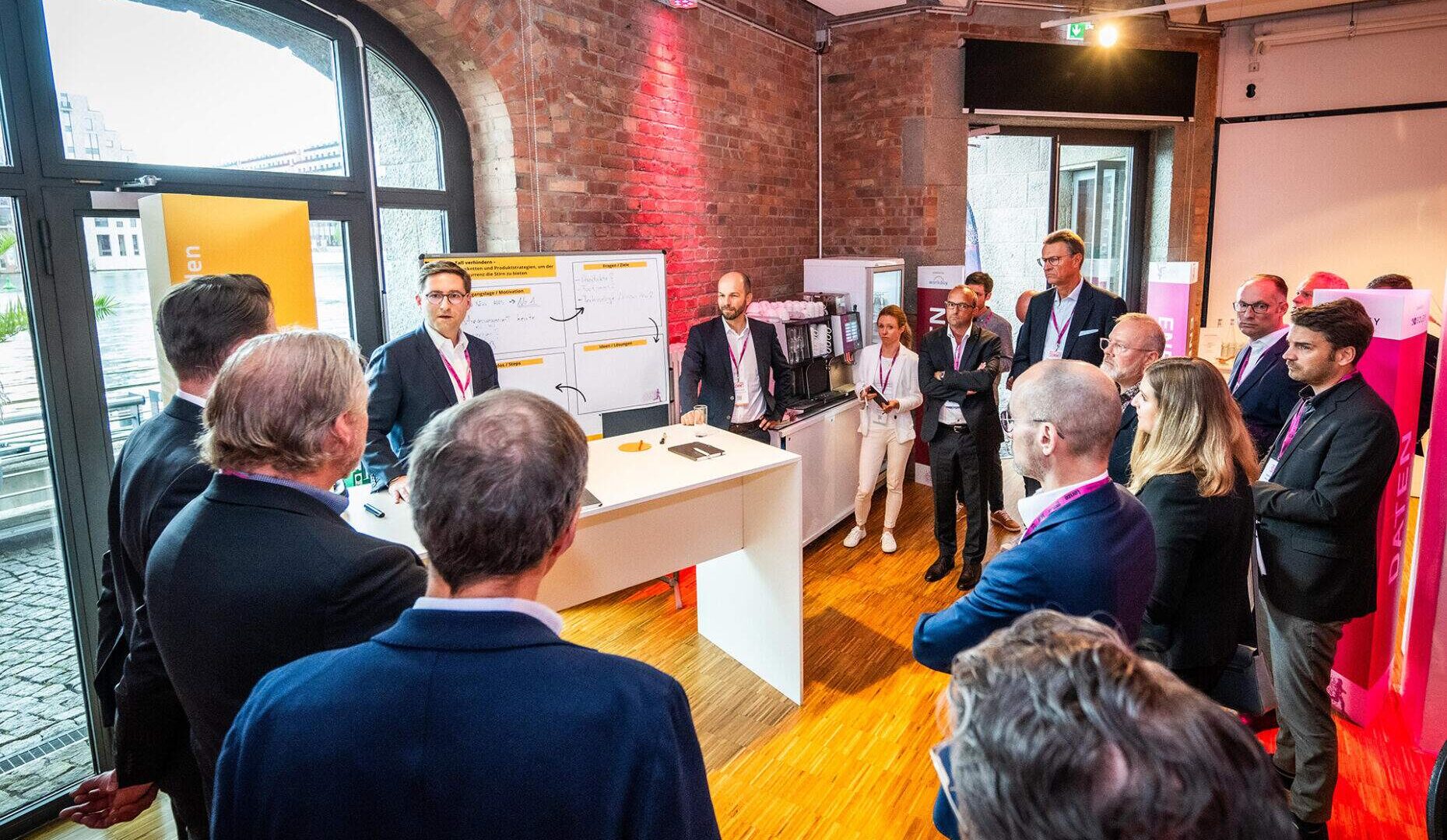 Dieses Bild zeigt einen Ausschnitt der Industry.forward Summit 2024 mit einem Round Table von Rothbaum