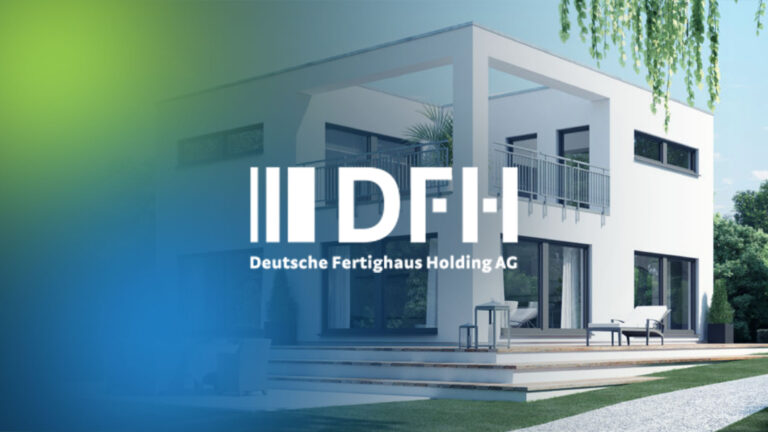 Moderner zweistöckiger Wohnhausbau mit Terrasse und Garten im Hintergrund mit dem Schriftzug "DFH - Deutsche Fertighaus Holding AG"