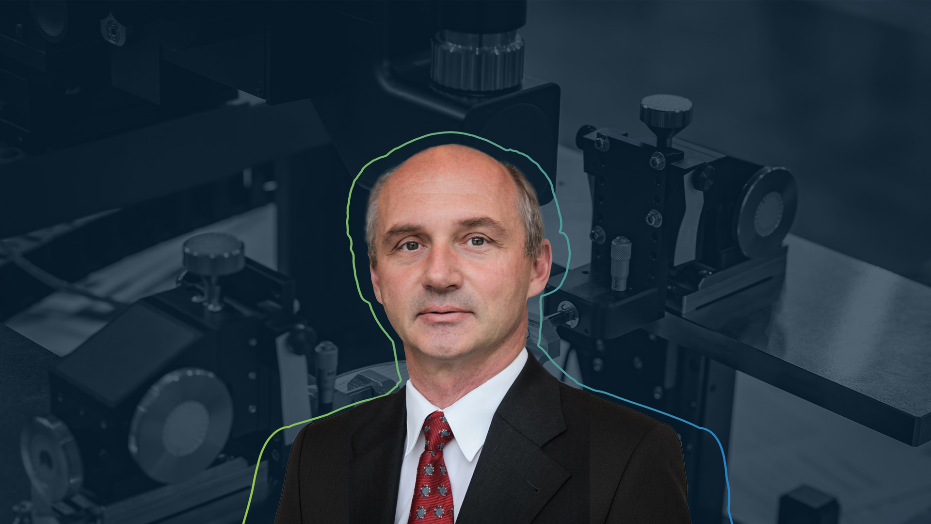 Vorschaubild zum Interview mit Peter Dressler (ehemals Infineon Technologies) zu Transportnetzwerke: Zeigt Portrait von Peter Dressler im Vordergrund und Microprozessor in der Produktion im Hintergrund