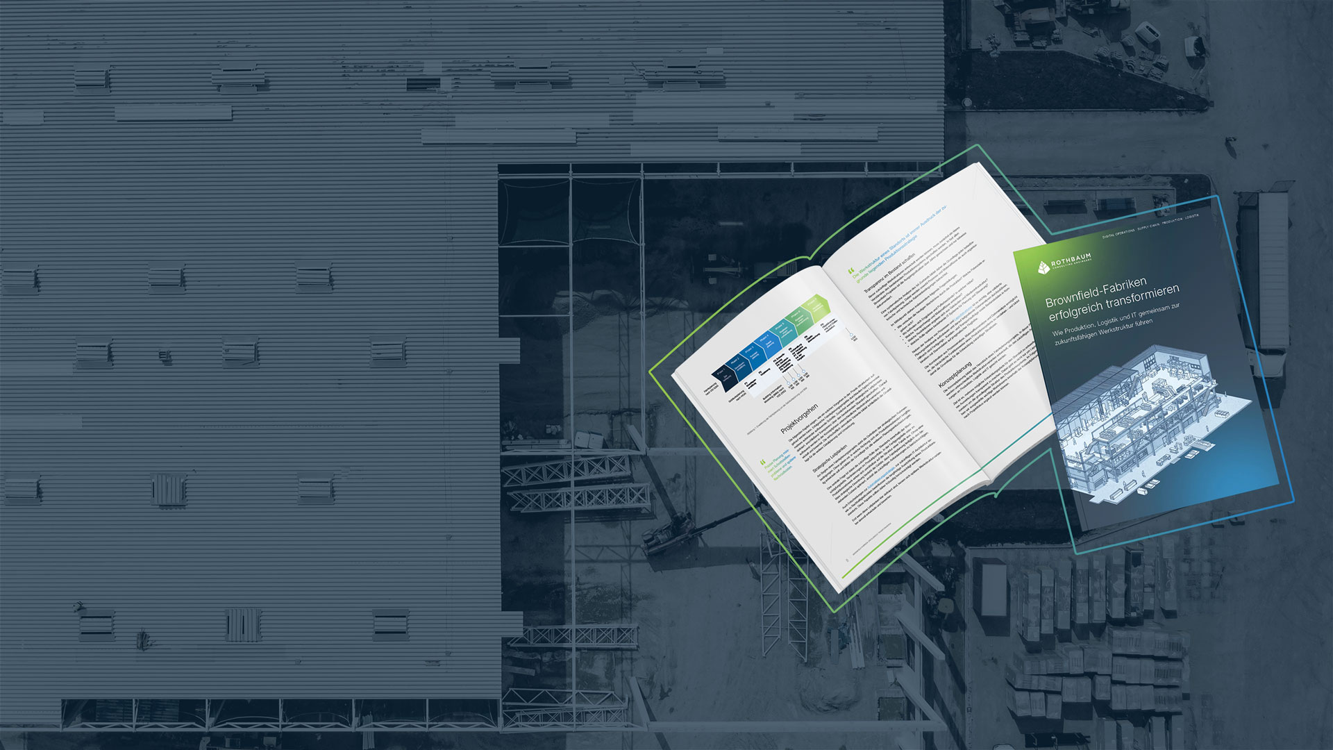 Geöffnete Broschüre mit Text und Diagramm vor Luftaufnahme einer Fabrikbaustelle