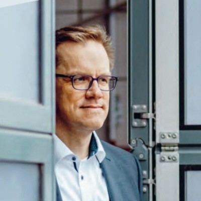 The photo shows Dr. Mark Jacquemin, head of logistics at Mainova AG.