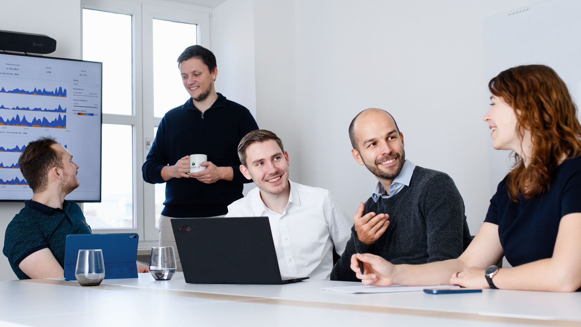 Das Bild zeigt unsere Rothbaum Mitarbeiter bei der Teamarbeit.